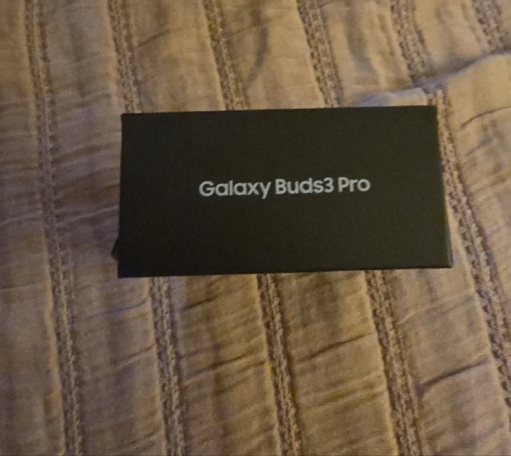 Samsung Galaxy Buds3 Pro Packaging – Silver....not Black